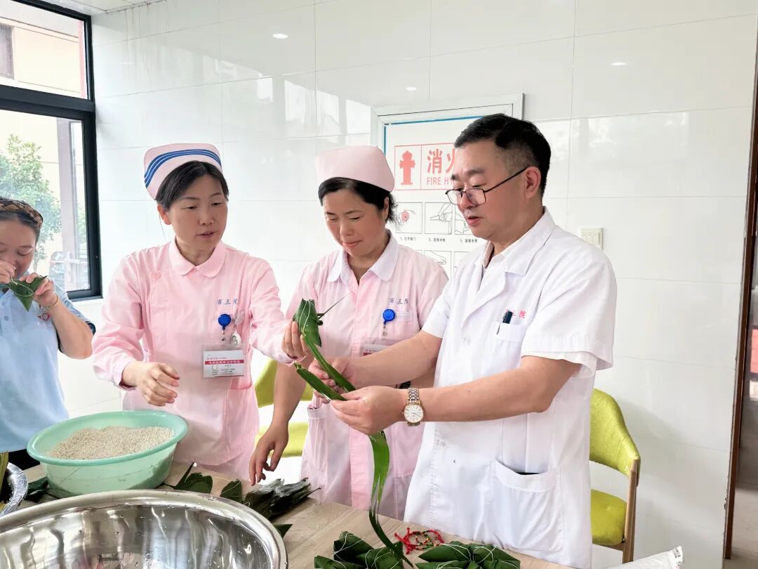 粽叶飘香迎端午，红绳祈福暖人心 ！兴化市第三人民医院昭阳护理院开展端午节敬老爱老主题活动